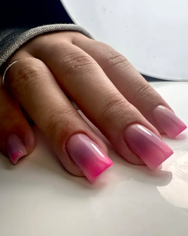 Ongles carrés en dégradé rose fuchsia